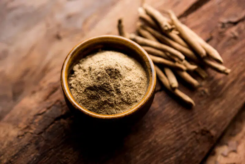 Ashwagandha hatása nőkre: Mit tesz a hormonjaiddal?